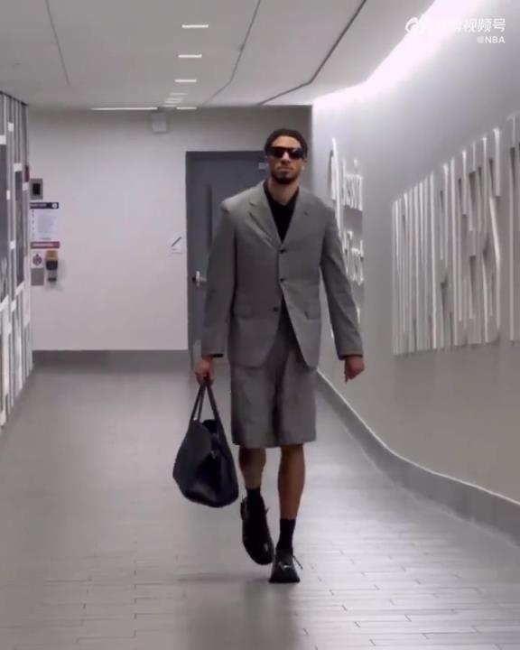 時尚潮男！哈利今日一身灰西裝短褲墨鏡搭配入場 腿真細(xì)！