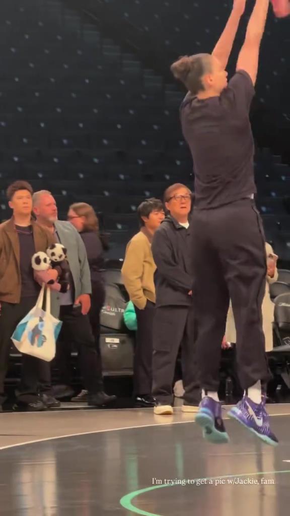 71歲成龍現身巴克萊中心看女籃比賽：她們投籃怎么那么準！??！